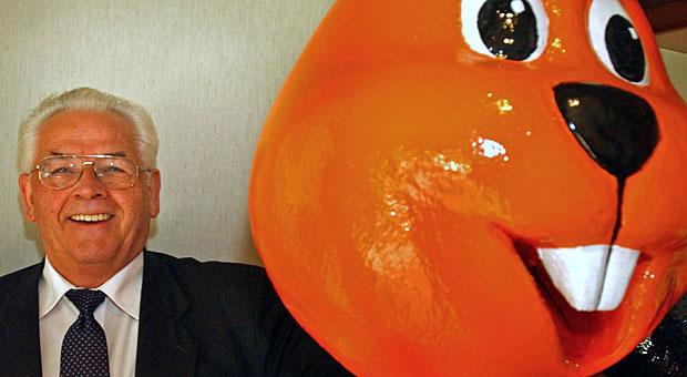 Obi-Gründer Manfred Maus und sein berühmter Biber: Sie beide stehen für die Baumarkt-Kette wie kein anderer.