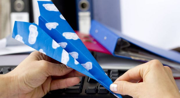 Wenn Mitarbeiter nach dem Urlaub am liebsten wieder davonfliegen würden, helfen ein paar kleine Dinge, um ihre Motivation nach dem Urlaub zu verbessern.