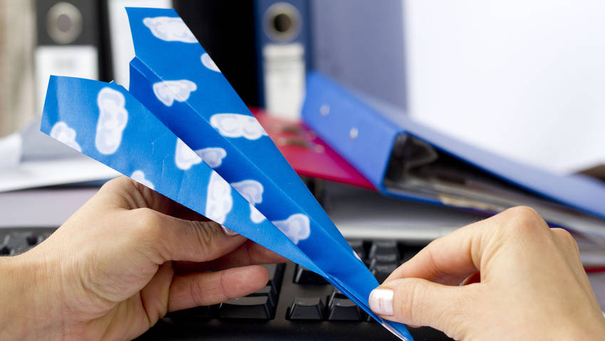 Wenn Mitarbeiter nach dem Urlaub am liebsten wieder davonfliegen würden, helfen ein paar kleine Dinge, um ihre Motivation nach dem Urlaub zu verbessern.