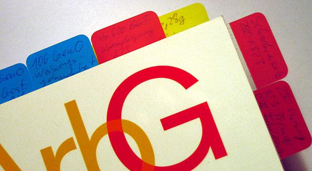 Für eine rechtssichere Kündigung müssen Sie viele verschiedene Gesetze beachten. Wir haben die wichtigsten zusammengestellt - das erspart Ihnen langes Blättern in den Arbeitsgesetzen.