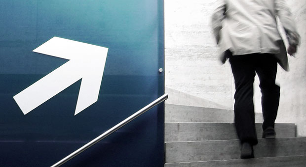 Nach oben - da wollen viele Mitarbeiter hin. Fehlende Aufstiegsmöglichkeiten können daher zum Problem für Unternehmen werden.