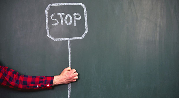 Wenn ein Kunde ständig Grenzen überschreitet, ist es irgendwann Zeit, "Stop" zu sagen - und die Geschäftsbeziehung zu beenden.