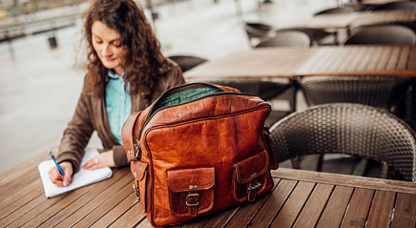 Auch der Lederwarenhandel Gusti Leder in Rostock nutzt die sozialen Medien als Marketingstrategie.