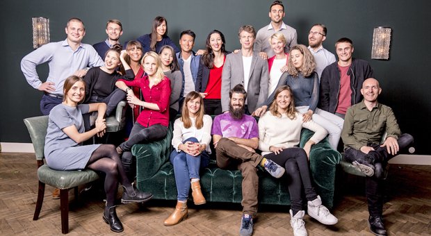 Doreen Huber (Mitte, in rot), Gründerin von Lemoncat, schwört auf eine gute Mischung in ihrem Start-up-Team. Sie sagt: "Wer nur Anfänger beschäftigt, zahlt am Ende drauf."