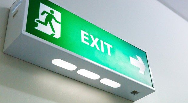 Wo ist denn bloß der Notausgang? Wenn Sie neue Mitarbeiter nicht gut in die Firma integrieren, riskieren sie eine Kündigung in der Probezeit.