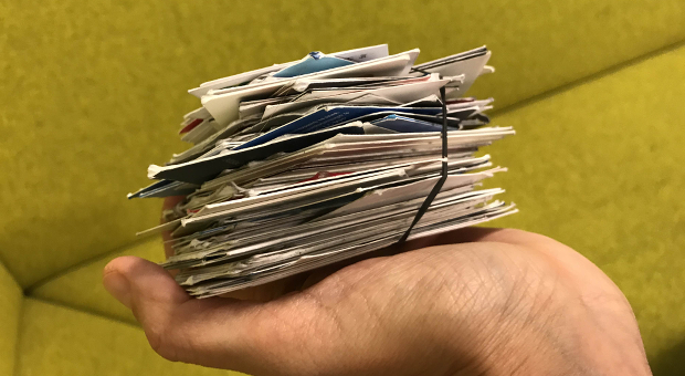 Ein kurzer Messebesuch und schon stapeln sich die Visitenkarten - wie hier bei Unternehmerin Béa Beste.