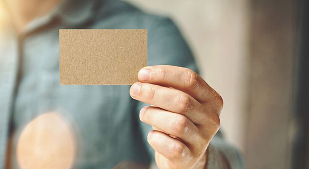 Wenn man eine Visitenkarte überreicht bekommt, sollte man kurz einen wertschätzenden Blick darauf werfen.