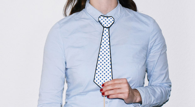 Lohnt es sich, ins Manageroutfit zu wechseln? Großkonzerne bringen ihre Fachleute offenbar vor allem mit Geld dazu, mehr Verantwortung zu übernehmen. In kleineren Unternehmen müssen sich Führungskräfte mit deutlich weniger Gehalt zufrieden geben, wie eine Studie der Personalberatung Kienbaum zeigt.