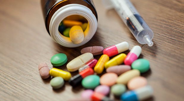 Auf Ihrem Schreibtisch sieht es aus wie in der Apotheke? Dann schleunigst nach Hause: Ein kranker Chef gehört ins Bett.