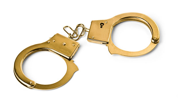 Schön hierbleiben! Überbezahlte Mitarbeiter fühlen sich, als hätte man ihnen goldene Handschellen angelegt: Sie bleiben im Unternehmen, obwohl es für sie Zeit wäre weiterzuziehen.