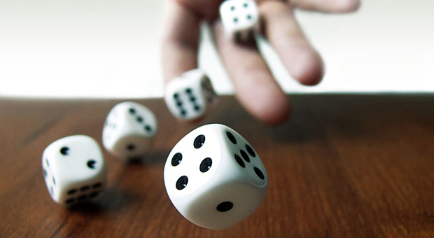 Einfach auswürfeln? Lieber nicht! Überlassen Sie die Höhe Ihres Honorars nicht dem Zufall, sondern kalkulieren Sie es auf Grundlage Ihrer Ausgaben und Ihres gewünschten Erlöses.