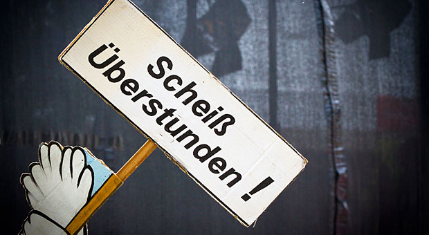 Überstunden sollten nicht nur Gewerkschaftlern ein Dorn im Auge sein, sondern auch Arbeitgebern. Denn lange Arbeitszeiten schaden dem Unternehmen - in vielerlei Hinsicht.