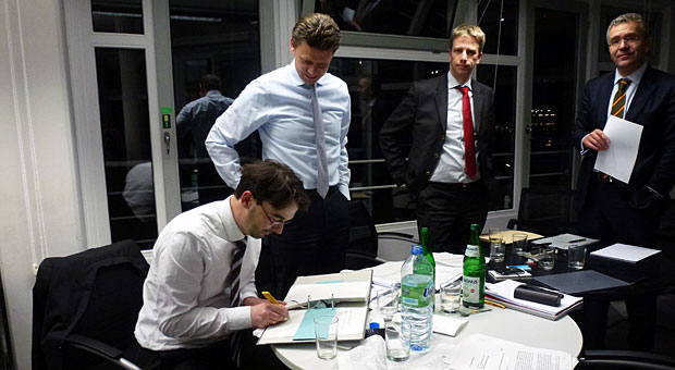 Der Moment des Management-Buy-outs: Vor vier Jahren, am 9. Januar 2013, unterzeichnete Nikolaus Förster den impulse-Kaufvertrag.