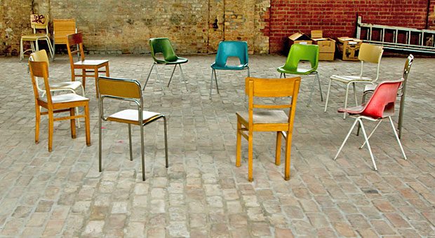 Ab in den Stuhlkreis: Um Konflikten vorzubeugen, sollten Chefs Teamgespräche leiten, in denen Mitarbeiter offen und ehrlich über ihre Befindlichkeiten sprechen können.