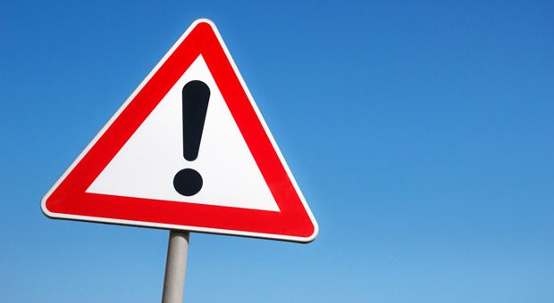 Vorsicht, Ärger im Anmarsch! Unternehmer, die vergessen, ihre Kunden auf die Verbraucherstreitbeilegung hinzuweisen, müssen mit Abmahnungen rechnen.