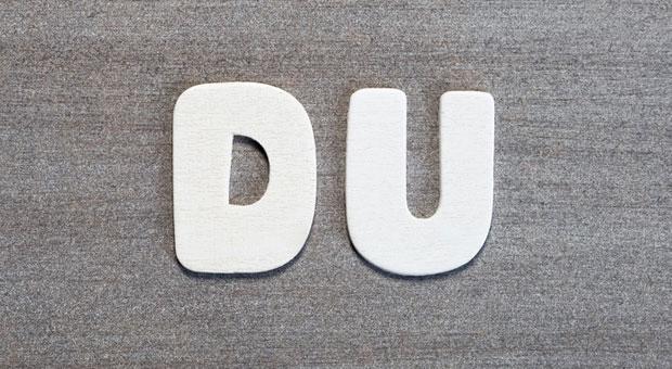 "Sehr geehrter Herr Müller" oder "Hallo Peter", welche Anrede würden Sie gerne in Bewerbungen lesen? Wer seine Bewerber schon in der Stellenanzeige duzt, muss damit rechnen, auch ein "Du" in den Bewerbungen zu lesen.