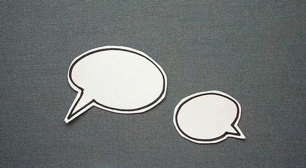 Keine passenden Worte parat? Mit Fremden fällt es uns oft schwer, ins Gespräch zu kommen. Diese Tipps helfen, neue Kontakte zu knüpfen.