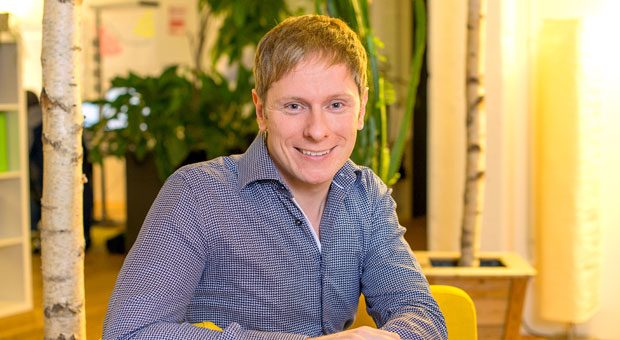 Vom Chef zum Teammitglied: Nicolaj Armbrust hat die Hierarchien in seiner eigenen Firma abgeschafft. Seit zwei Jahren ist Traum-Ferienwohnung ein Unternehmen ohne Chefs und Abteilungsleiter.