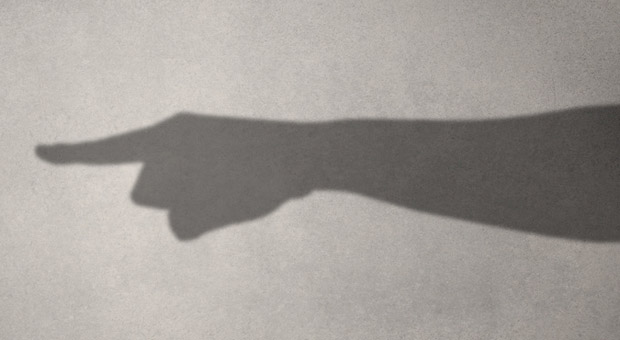 Der war's! (... und Tausende weitere auch noch). Egal ob am Bau oder bei der Putzfrau daheim: Schwarzarbeit gilt vielen als Kavaliersdelikt. Die Schattenwirtschaft kostet den Staat Milliarden. Doch die Finanzkontrolle Schwarzarbeit hat im letzten Jahr deutlich weniger Betriebe überprüft als noch 2015.