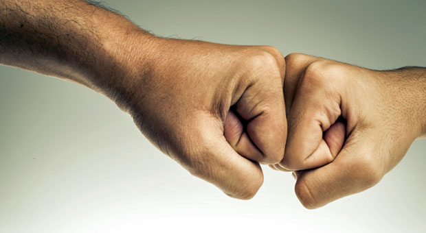 Entscheidend für die emotionale Mitarbeiterbindung sind weder Gruppenkuscheln noch typische Männerrituale wie der "Fistbump". Mitarbeiter wünschen sich vielmehr eine klare Kommunikation und die Möglichkeit, das zu tun, was sie gut können.