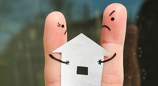 Wird ein naher Angehöriger enterbt, ist das Gerangel ums Erbe noch lange nicht zu Ende: Ehepartner und Kinder  des Verstorbenen haben trotzdem Anrecht auf einen Pflichtteil der Erbschaft.