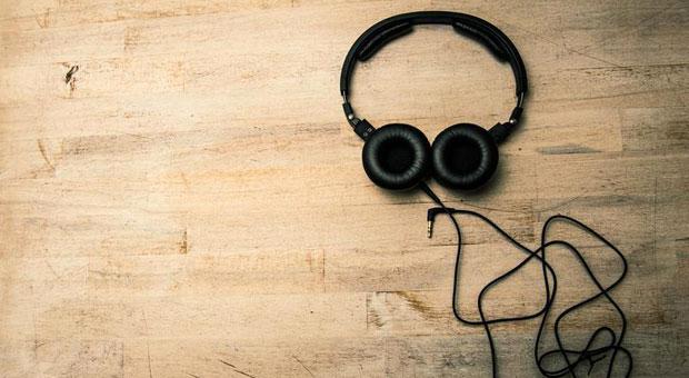 Kopfhörer auf, Lieblingsplatte an – viele Mitarbeiter hören gerne Musik bei der Arbeit. Grundsätzlich ist das erlaubt.