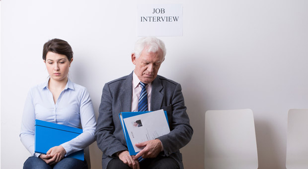 Jung oder alt - wer ist die bessere Wahl? Eine aktuelle Befragung zeigt: Unternehmen, die beim Recruiting auf ältere Mitarbeiter gesetzt haben, sind mir ihrer Wahl zufrieden.