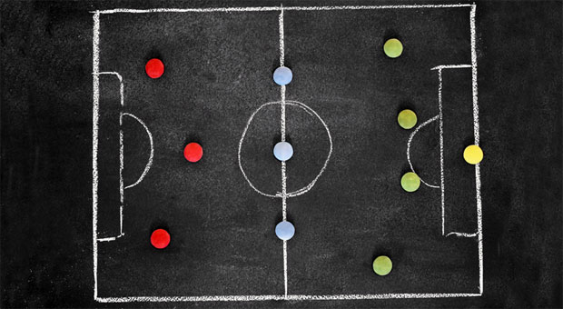 Nicht nur auf dem Fußballplatz - auch bei Verhandlungen braucht man einen gute Strategie. Mit Hilfe bestimmter Techniken können Sie sich gut auf eine Verhandlung vorbereiten.