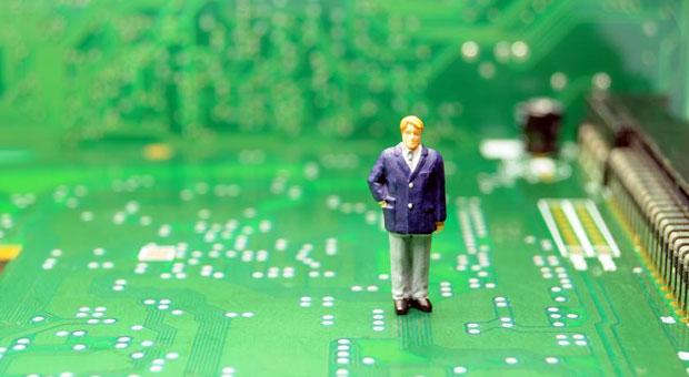 Ähnlich verloren wie dieser Miniatur-Unternehmer zwischen den Schaltkreisen einer Platine stehen offenbar viele Mittelständler vor den Herausforderungen der Digitalisierung – und nutzen die damit verbundenen Chancen nicht.