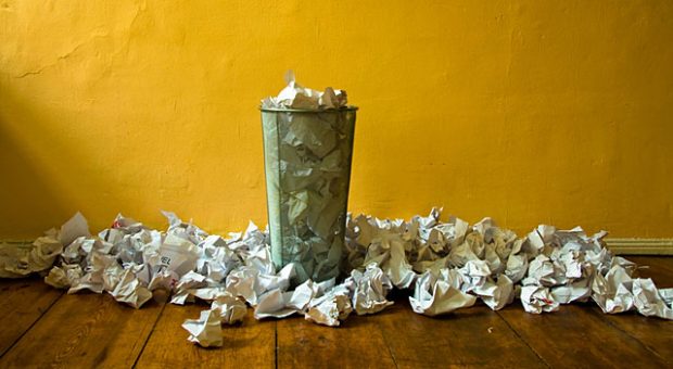 Ab in den Papierkorb damit! Cal Newports radikaler Ansatz, E-Mails zu sortieren, erspart sehr viel Zeit.