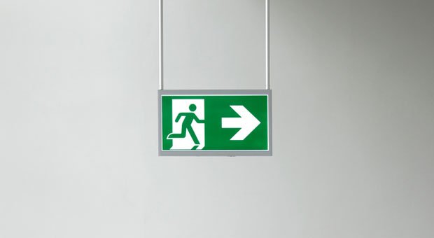 Da geht's raus: Viele Unternehmen müssen umstrukturieren, damit ihre Top-Mitarbeiter nicht die Firma verlassen und zur Konkurrenz gehen.