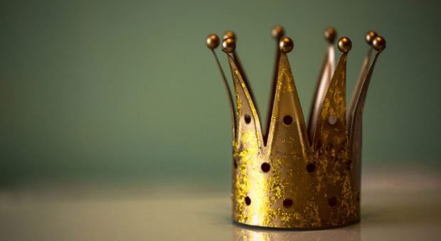 Sich für einen Tag die Krone aufsetzen: Was würden Mitarbeiter tun, dürften sie einen Tag lang die Chefrolle übernehmen. Die Antworten überraschen.