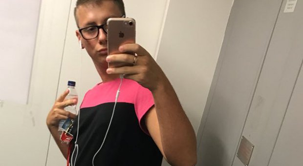 Lustiger Protest: Wenn kurze Hosen im Büro verboten sind, trägt der Brite Joey Barge eben ein Kleid - wie seine Kolleginnen.