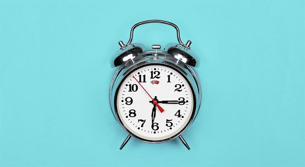 Viel zu früh! Der Wecker klingelt nach sieben Stunden Schlaf, trotzdem sind Sie müde. Um fit in den Tag zu starten, kommt es nicht nur darauf an, wie lange Sie schlafen.