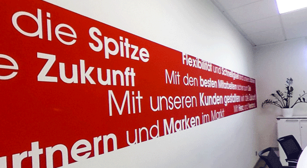 Unübersehbar: Die Unternehmensphilosophie von Werkzeug Weber ziert die Wand im Besprechungszimmer.