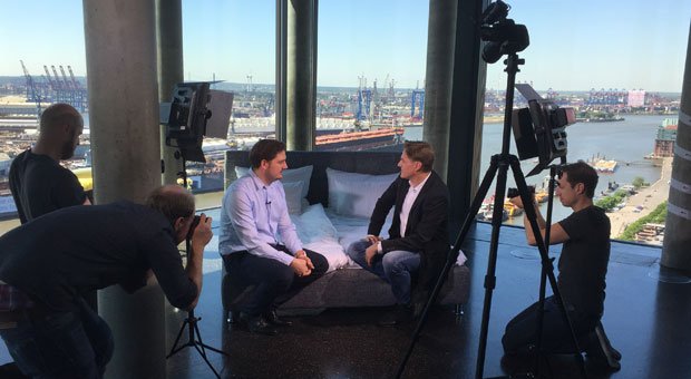 Wer wird in Zukunft den Bettenmarkt dominieren: das Start-up Casper oder ein Traditionsunternehmen wie Lattoflex? Casper-Mann Constantin Eis (links) und Lattoflex-Chef Boris Thomas (rechts) schenkten sich im Video-Duell nichts.