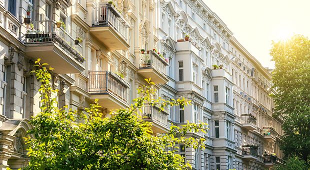 Clever gerechnet: Wer ein Mietshaus zu Betriebsvermögen macht, zahlt nicht Einkommensteuer, sondern die deutlich geringere Körperschaftsteuer.