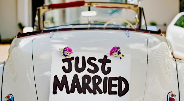 Eine Hochzeit ist nicht nur ein erfreuliches Ereignis. Begründet durch Paragraf 616 BGB, steht einem Arbeitnehmer hierfür Sonderurlaub zu - es sei denn, dies wurde vertraglich ausgeschlossen.