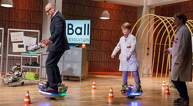 Es war der spektakulärste Deal der dritten Staffel: Alle fünf Löwen wollten in den eBall investieren, eine fahrende Balance-Kugel. Doch daraus wurde nichts - die Investoren sprangen wieder ab.