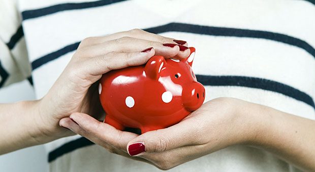 Die Lebensversicherung war mal eine lukrative Geldanlage - inzwischen sind die Zinsen so niedrig, dass viele ihr Geld lieber ins Sparschwein stecken wollen. Durch einen Widerruf bekommt man das eingezahlte Geld zurück - wenn er Erfolg hat.