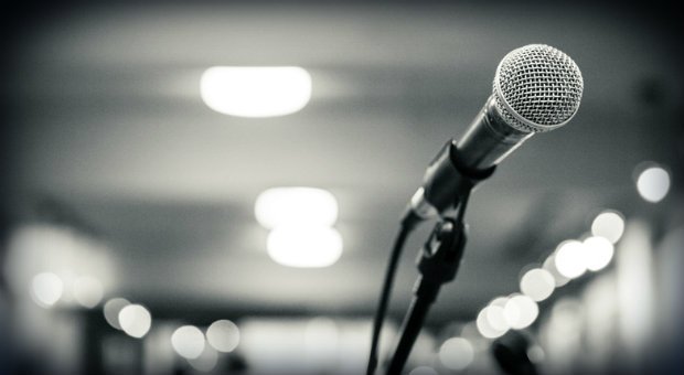 Bühne frei! Wer Redeangst hat, dem wird schon beim Gedanken an einen öffentlichen  Auftritt ganz anders.