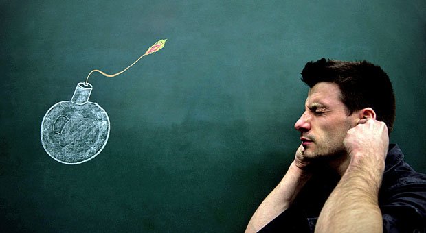 Er hört die Bombe nicht platzen: Wer als Chef Mitarbeitern schlechte Nachrichten überbringen muss, sollte auf Reaktionen wie Verleugnung, Trauer und Wut gefasst sein.