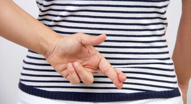 "Englisch verhandlungssicher in Wort und Schrift", heißt es im Lebenslauf eines Bewerbers. Doch stimmt das wirklich? Um einen Job zu ergattern, schummeln viele Bewerber im Lebenslauf.