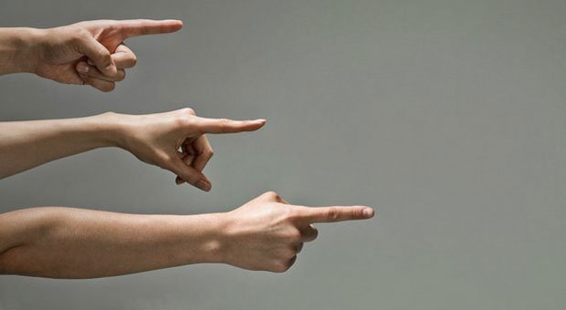 "Der da war's!" Wenn etwas schief geht, ist schnell ein Schuldiger gefunden - dabei ist es Gift für ein Team, einen Sündenbock zu suchen.