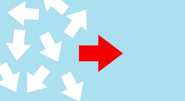 Ein roter Pfeil gibt für eine Gruppe weißer Pfeile die Richtung vor.