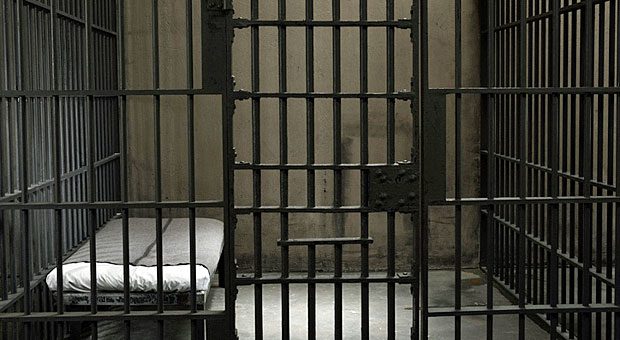 War der Bewerber schon mal im Gefängnis?  Diese Information finden Arbeitgeber im Führungszeugnis.