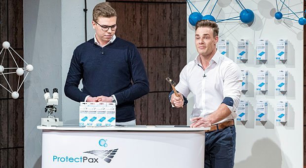 Der Hammer wurde ihnen zum Verhängnis: Die Gründer von Protec Pax mussten ihren flüssigen Displayschutz für Smartphones aus dem Handel zurückrufen. Der Grund: Sie kassierten eine einstweilige Verfügung wegen irreführender Werbung.