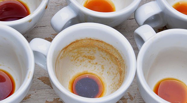 So ein Saustall! Wenn sich die schmutzigen Tassen in der Büroküche stapeln, ist es Zeit für klare Regeln.