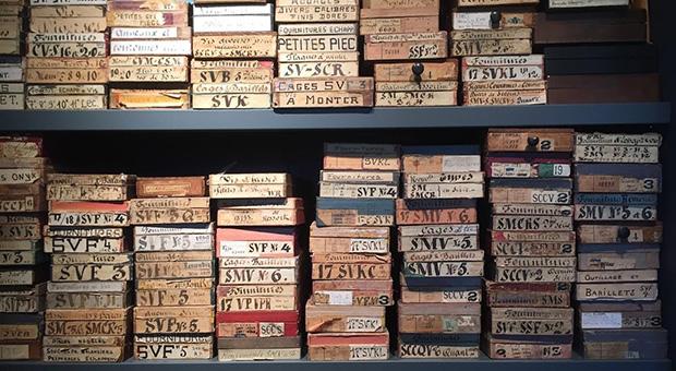 Relikte der Vergangenheit: In der Schweizer Uhrenmanufaktur Audemars Piguet lagern Holzschachteln mit SKizzen und Teilen für jede Uhr seit der Gründung im Jahr 1875.