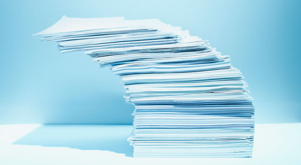 Aktenstapel können auf hohe Arbeitsbelastung hindeuten - andere Warnsignale sind weniger offensichtlich.